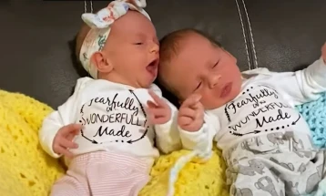 Близнаци родени 30 години откако биле замрзнати како ембриони, растат сосем нормално