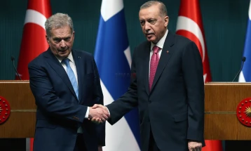 Parlamenti turk e miratoi  hyrjen e Finlandës në NATO