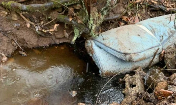 Инспекторатот за животна средина забележал траги од нафта при вонреден надзор во фирма во Вевчани