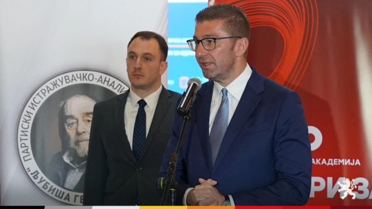 Mickoski: Injorancë apo manipulim është pretendimi i qeverisë për hyrjen e bullgarëve në Kushtetutë