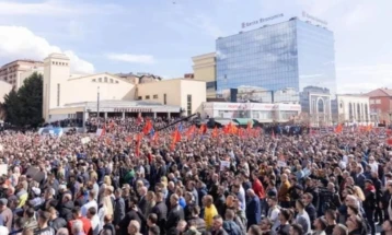 Në Prishtinë mijëra qytetarë marshuan në përkrahje të ish krerëve të UÇK-së