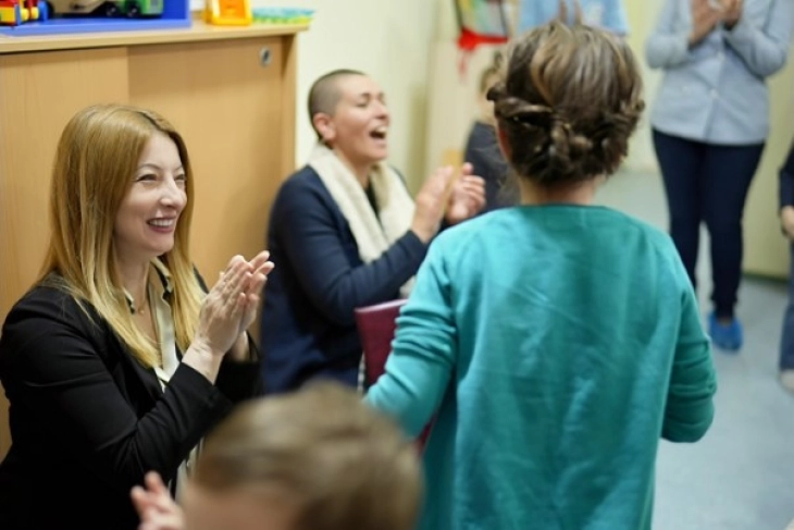 Арсовска во посета на ликовна работилница по повод Светкиот ден на свесноста за аутизмот
