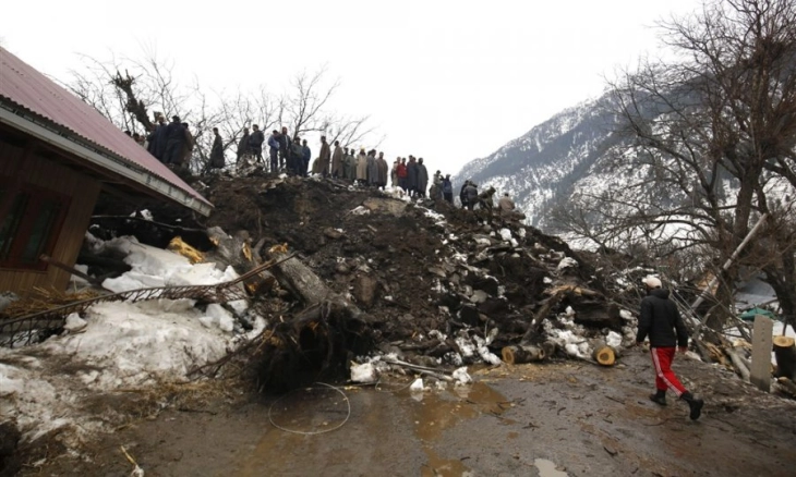 Седуммина туристи загинаа во индискиот дел од Хималаите откако беа погодени од лавина