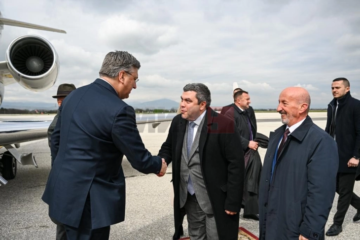 Маричиќ го пречека хрватскиот премиер Пленковиќ на скопскиот аеродром