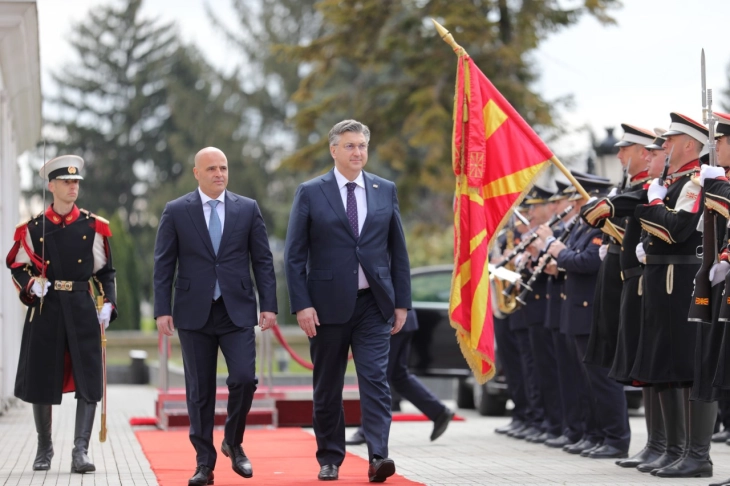 PM Kovachevski welcomes Croatian counterpart Plenković with highest state and military honors