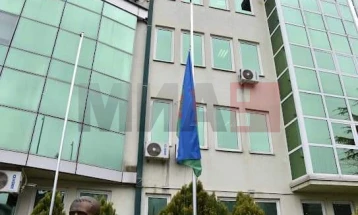 По повод Меѓународниот ден на Ромите подигнато ромското знаме пред општина Дебар