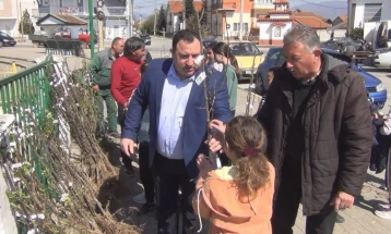 Општина Босилово за собрани пластични шишиња доделува овошна садница