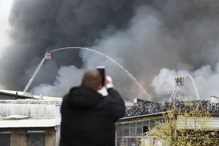 Hamburg 'blacked out' with smoke after major fire at warehouses