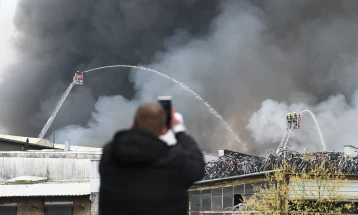 Është lëshuar paralajmërim për tymin helmues pas një zjarri të madh në dosa depo në Hamburg