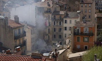 Осум лица веројатно се загинати под урнатините на двете згради во Марсеј