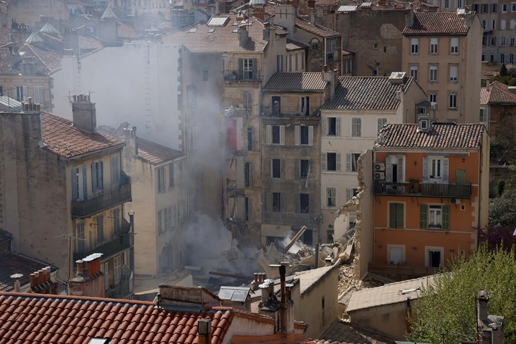 Tetë persona me siguri e kanë humbur jetën nën rrënojat e dy ndërtesave në Marsejë