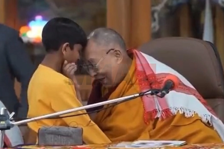 Далај Лама се извини откако бакна момче во уста и побара да му го „смука јазикот“