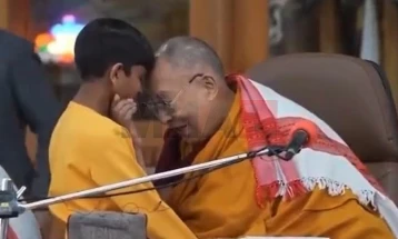 Далај Лама се извини откако бакна момче во уста и побара да му го „смука јазикот“