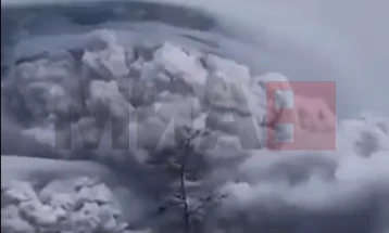 Еруптираше вулкан на Камчатка,  властите предупредуваат на можна закана за воздушниот сообраќај