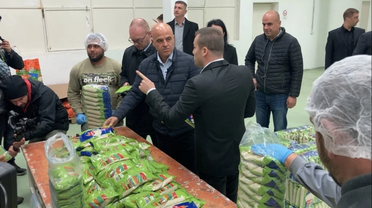 Kryeministri Kovaçevski e vizitoi fabrikën për përpunimin e orizit 