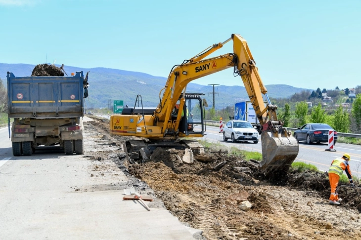 Intensifikohet ndërtimi i rrugës në pjesën Petrovec - Katllanovë