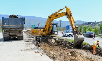 Intensifikohet ndërtimi i rrugës në pjesën Petrovec - Katllanovë