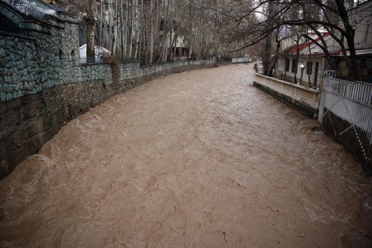 Shirat e rrëmbyeshëm në Iran shkaktuan vërshime në të cilat humbën jetën të paktën dy persona