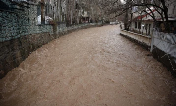 Shirat e rrëmbyeshëm në Iran shkaktuan vërshime në të cilat humbën jetën të paktën dy persona