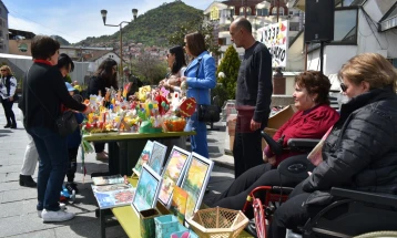 Штитениците од Заводот во Банско организираа Велигденски базар на плоштадот во Струмица