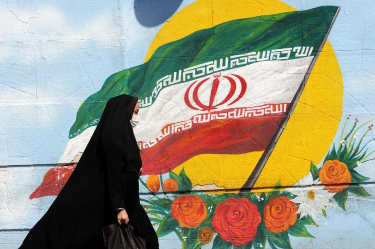 Иранската полиција ќе ги казнува жените без хиџаб