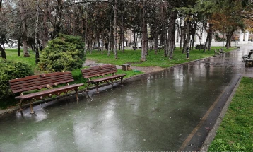 Променливо облачно со сончени периоди, попладне локални врнежи од дожд