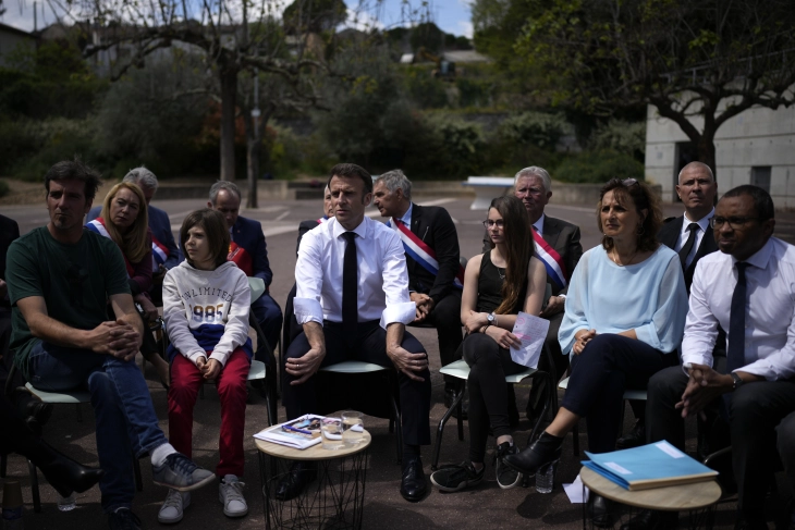 Макрон и на југот на Франција пречекан со протести за донесената пензиска реформа