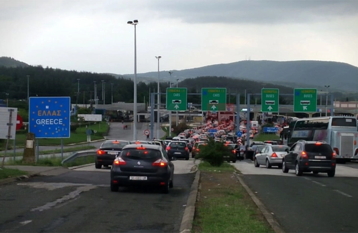 Në vendkalimet kufitare Bogorodicë dhe Tabanoc pritet rreth 30 minuta