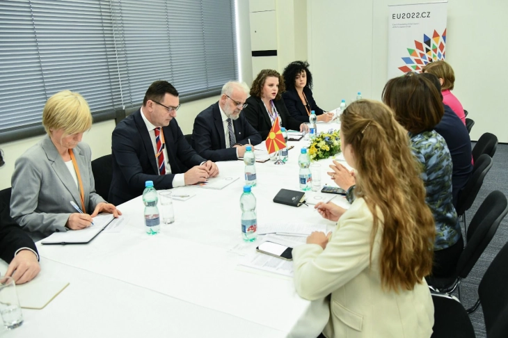 Xhaferi holds bilateral meetings with Papuashvili and Lotrič in Prague