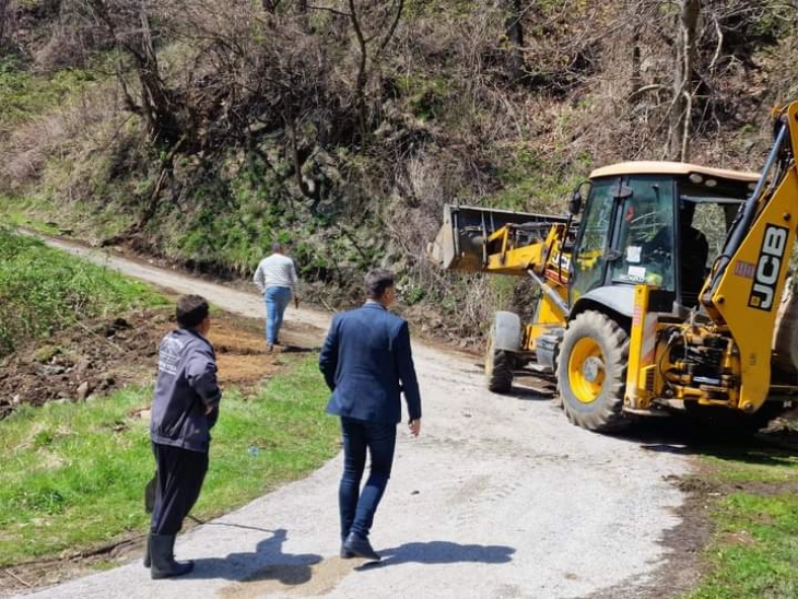 Во Македонска Каменица во тек активности за пробивање нови земјени патишта во селските средини