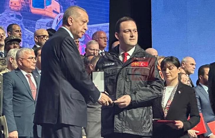 Ердоган им додели медал на македонските спасувачи кои учествуваа во потрагата и спасувањето на настраданите од земјотресoт во Турција