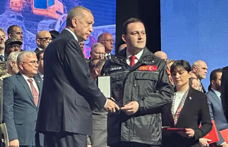 Erdogan presents medal to Macedonian rescuers in aftermath of Turkish earthquake