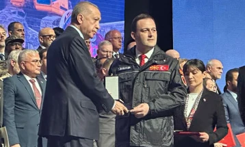 Erdogan presents medal to Macedonian rescuers in aftermath of Turkish earthquake