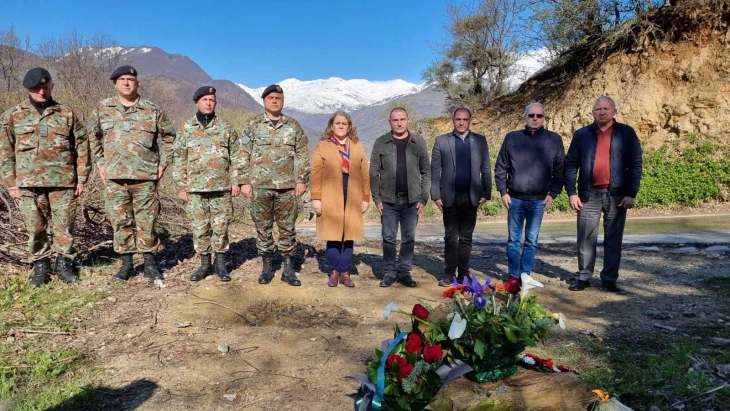 Министерката Петровска во Вејце оддаде почит за загинатите бранители во 2001