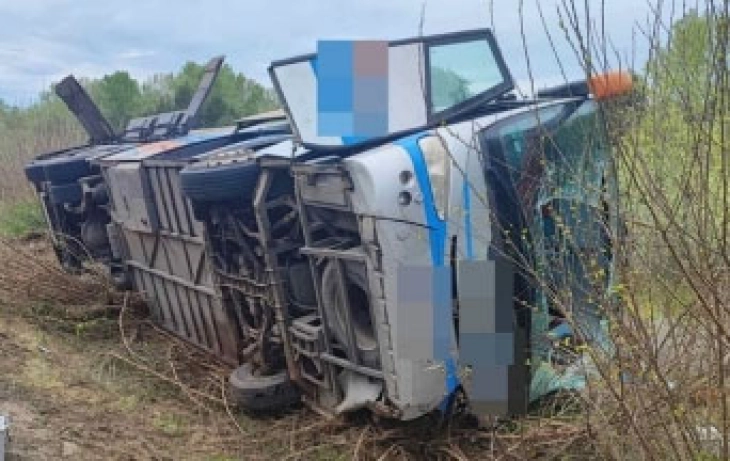 Një autobus me targa serbe përmbyset në Hungari