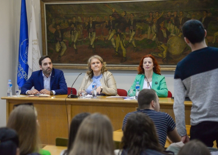 Академски дијалози на министерката Петровска со студентите на Филозофски факултет