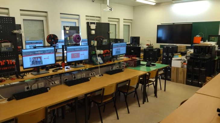 Опремен нов кабинет по програмирање во средното општинско училиште во Илинден