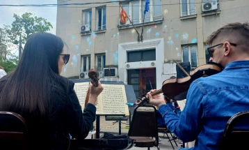 Оркестарот на Македонската Филхармонија повторно излезе на протест, обвинуваат дека министерката манипулира