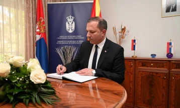 Спасовски се потпиша во Книгата на жалост во Амбасадата на Србија