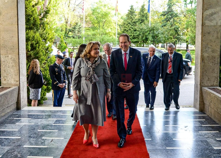 Petrovska me kongresmenë amerikanë: Bashkëpunimi mes Maqedonisë së Veriut dhe SHBA-së në mbrojtje është në nivelin më të lartë