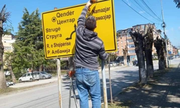 Во Дебар зачестена кражба и оштетување на сообрајќајни знаци, на капаци од столбови од уличното осветлување