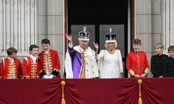 Mbreti Çarllsi i Tretë dhe Kamila i përshëndetën qytetarët nga ballkoni i Pallatit të Bakingamit