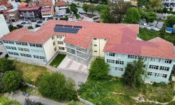 Shkolla e Çairit “Kongresi i Manastirit“ nga sot me kulm fotovolatik, Ganiu paralajmëron edhe shtatë kulme solare të shkollave e çerdheve