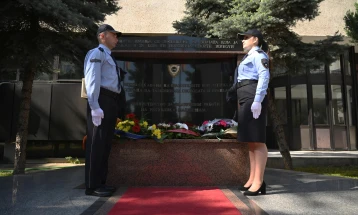 Највисокото раководство во МВР положи свежно цвеќе на повеќе локации каде што се спомениците на загинатите припадници на МВР