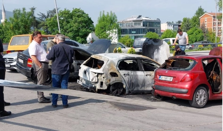 Tri automjete digjen afër Bit Pazarit