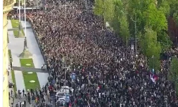Në Beograd 50.000 njerëz në miting protestues 