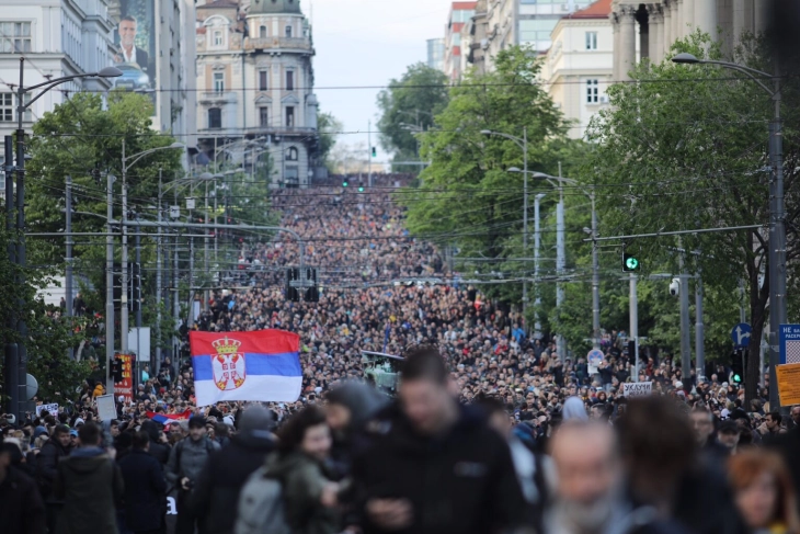 Në Beograd më shumë se dhjetëra mijëra njerëz përsëri protestuan 