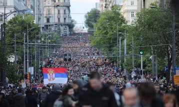 Në Beograd më shumë se dhjetëra mijëra njerëz përsëri protestuan 