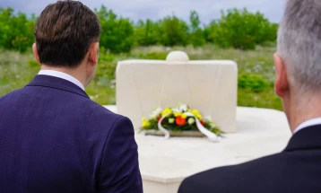 Osmani lays flowers at Boris Trajkovski memorial in Rotimlja