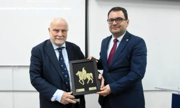 Historiani i shquar Xhejms Petifer mbajti një ligjëratë në Universitetin e Tetovës për shkrimin e historisë pas Luftës së Ftohtë